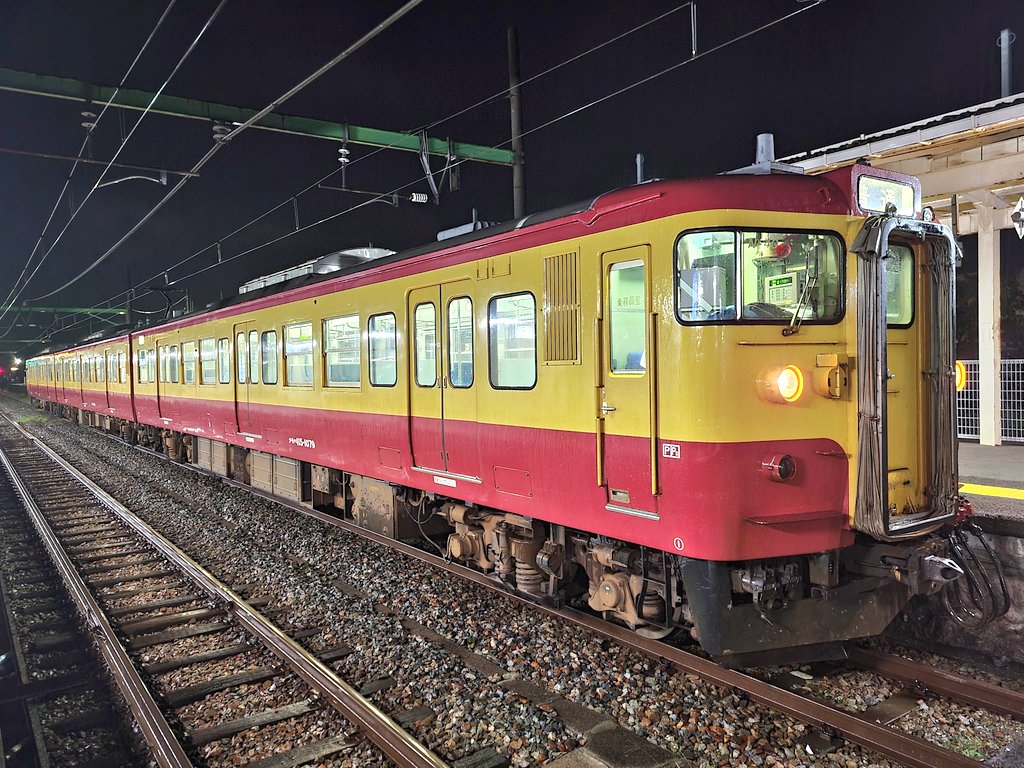 unohaman's tweet photo. 2021.09.22
新潟車両センター所属115系
運用6
越後線
173M N35
本日は大雨の影響で遅れて運転していたため、巻駅で追い付き、先ほどツイートした青山駅で撮影した懐かしの新潟色N40との離合が撮影できました
#越後線
#115系
#173M
#キムワイプ
#二次新潟色N35
#170M
#懐かしの新潟色N40
#離合 https://t.co/YMeo0jhBPu
