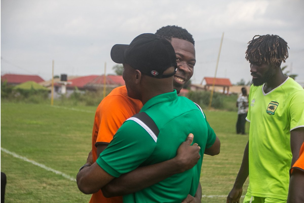 AsanteKotoko_SC's tweet photo. Plenty of smiles, hugs, handshakes and fist bumps!!👊
Scenes from Monday's reunion of the lads and introduction of Coach Prosper Narteh🙌
#AKSC #TogetherWeCan #obenfo #Preseason21 https://t.co/Y59vPDhxZ4