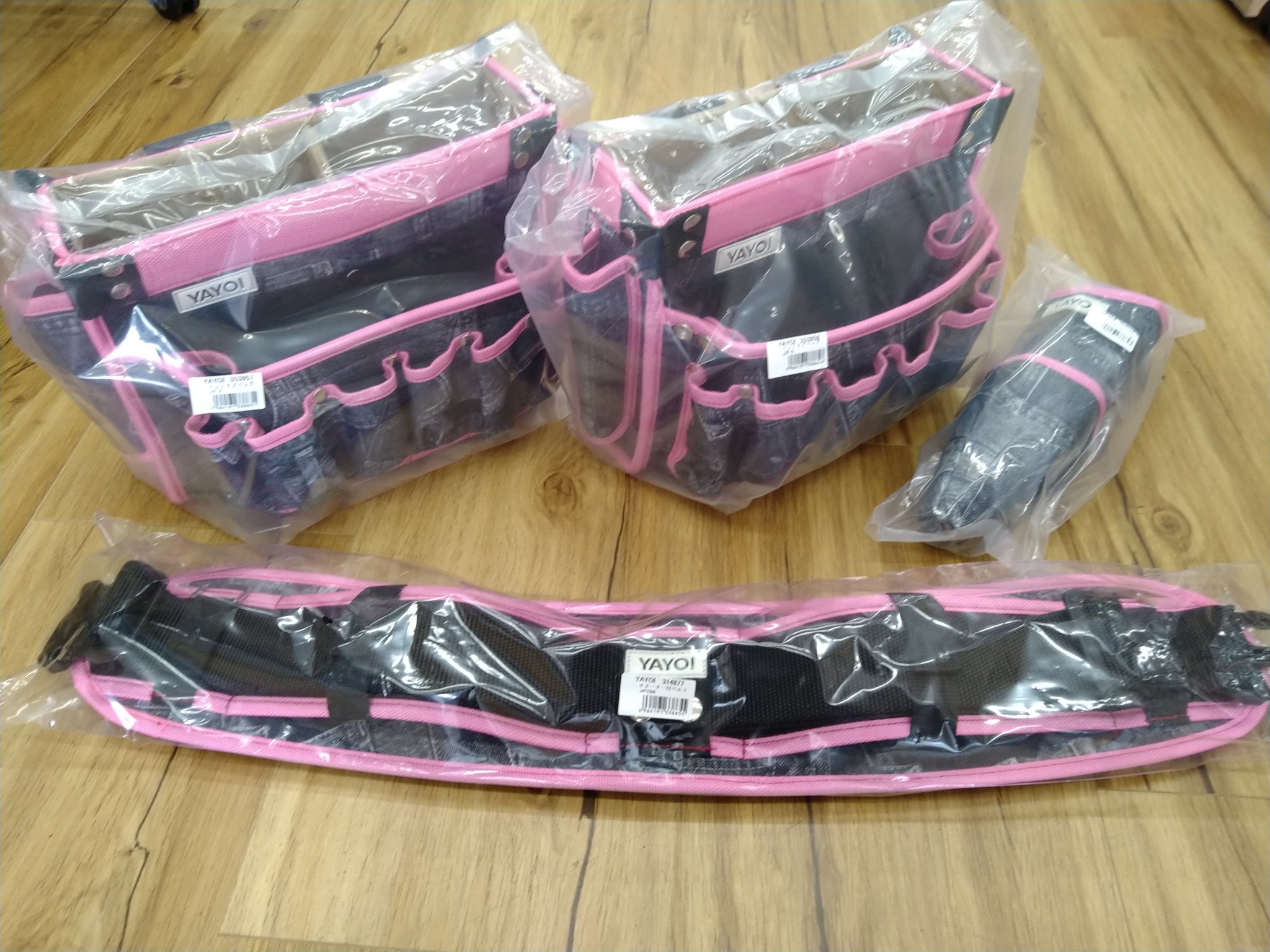 Craftlinq Work 牟礼店岩口です 現場女子のみなさん朗報です ピンクの腰回り揃えました もちろん現場男子のみなさんもokですよ 腰袋もオシャレ時代突入です ぜひ試着しにきてください クラフトリンク クロス職人 クロス屋 職人 腰袋 腰