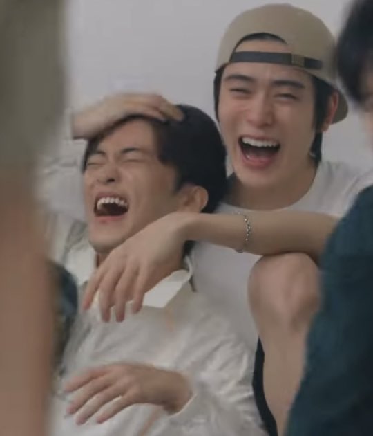 น่ารักมาก พวกแกเหมือนพี่น้องกันจริงๆเลย 
ㅠㅡㅠ