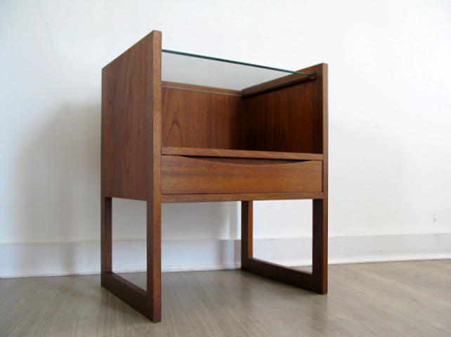 Funkyjunkyuk's tweet photo. A 1960s Danish teak Arne Vodder style side table bedside cabinet #retro #vintage #teak #midcentury #arnevodder #vodder #madmen #sidetable #bedside https://t.co/L2UaLAdU3Z
