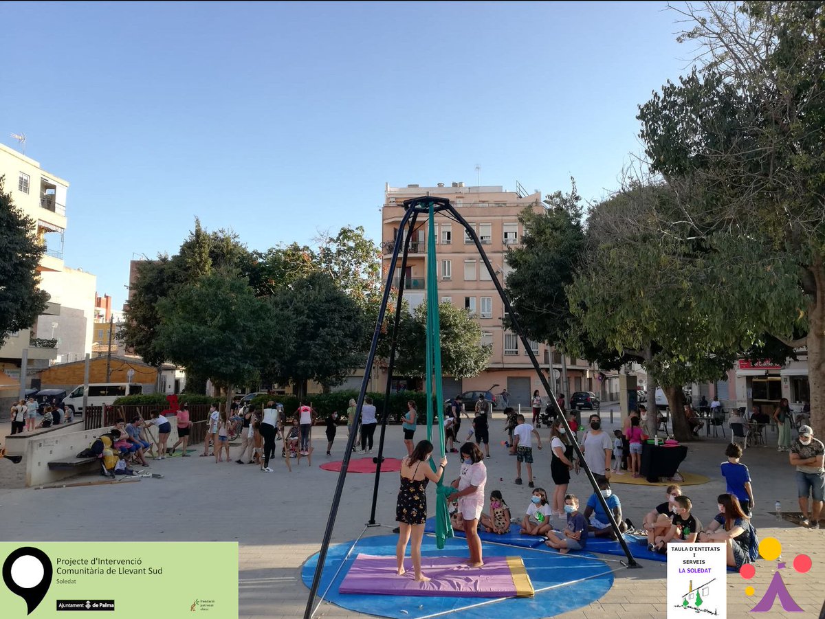 PatronatObrer's tweet photo. Los talleres de #circo organizados en #LaSoledat desde el proyecto #cominitario con el #APCIB, la Taula de Entidades y Servicios de La Soledat y CMSS #LlevantSud son todo un éxito. Los vecinos y vecinas han disfrutado de las actividades en la Plaza de Sant Francesc Xavier. https://t.co/2om4m9uqib