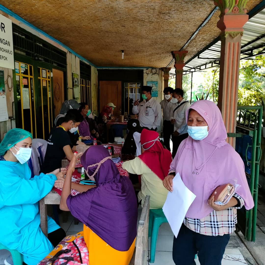Bhabinkamtibmas Kalurahan Maguwoharjo bersama Perangkat Kalurahan Maguwoharjo Depok Sleman melakukan sambang pantau pelaksanaan vaksinasi massal dosis 1 khusus warga Padukuhan Jenengan Maguwoharjo Depok Sleman (22/9/2021).