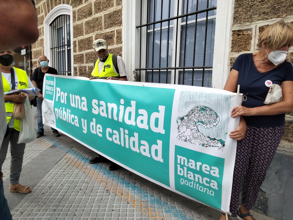 Acompañamos a la <a href="/MareaBlancaCAD/">MAREA BLANCA GADITANA</a> en la concentración en el Distrito de Atención Primaria Bahía de Cádiz. El objetivo, ser atendidos por la gerencia para trasladar las reivindicaciones en defensa de una sanidad pública de calidad 🏥