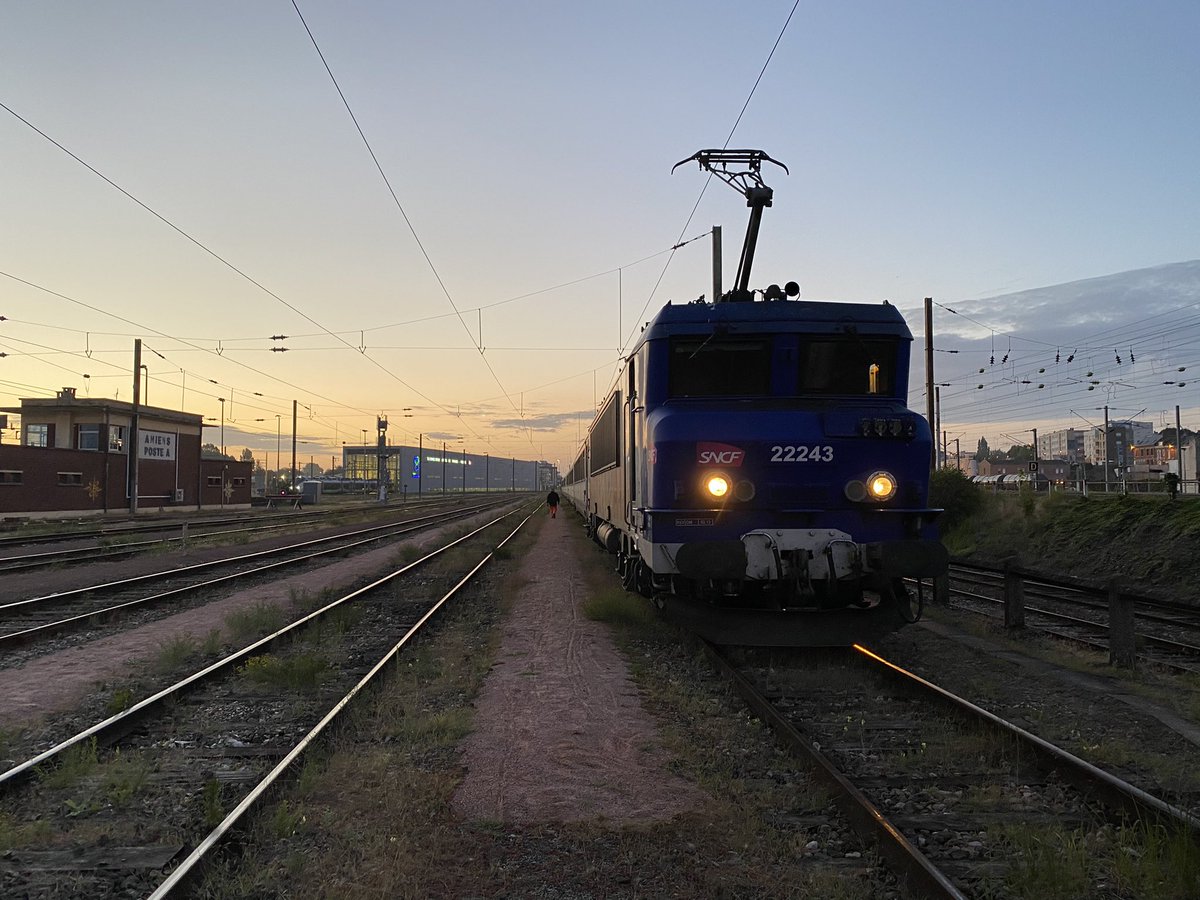 Salut à tous ! 

Bientôt de retour chez <a href="/TER_BFC_Trafic/">TRAIN Mobigo par SNCF Voyageurs</a> après avoir passé quelques mois dans le Nord 👌🏻 
Petite illustration de cette virée nordique un matin d’été avec une #BB22200RC du Sud 🥰
À bientôt sur nos rails ✌🏼