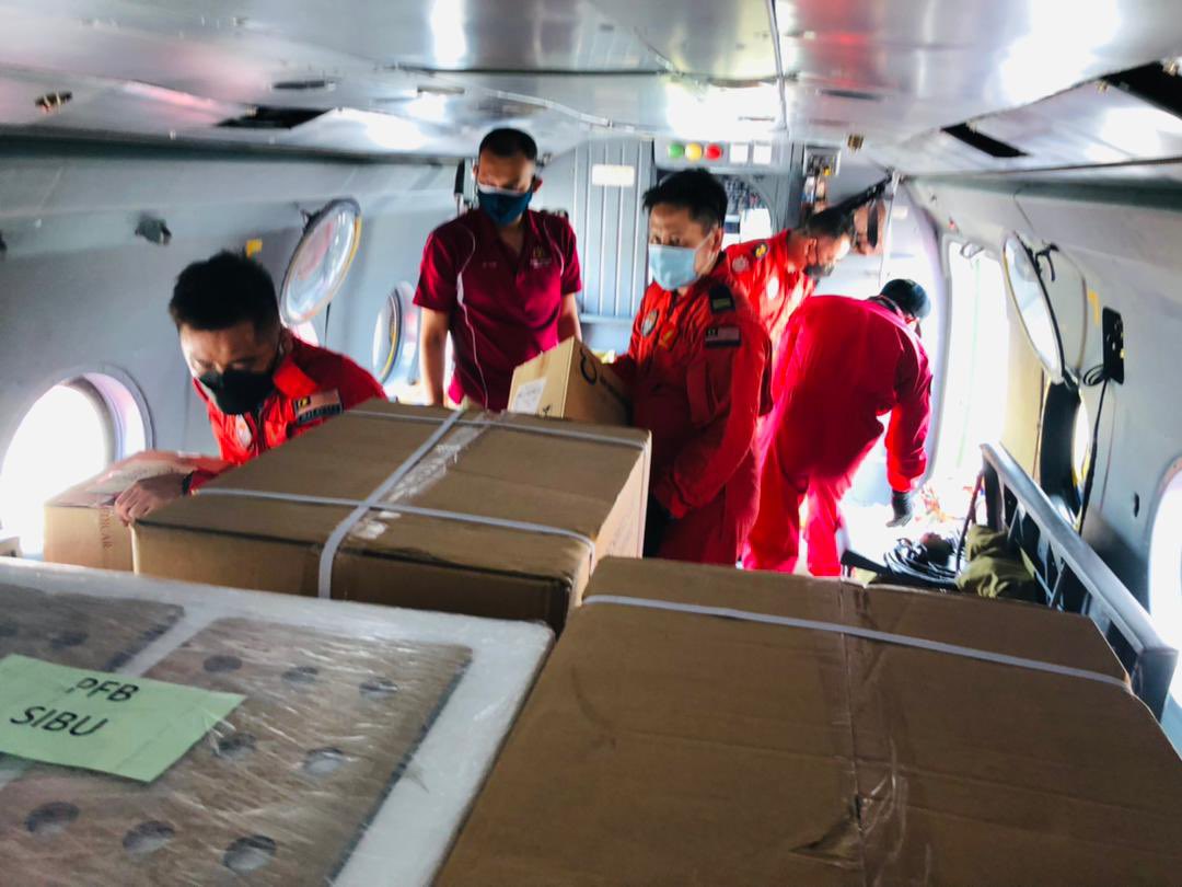 BMB 05 - Penerbangan logistik Covid -19 (Vaksin) sebanyak 1314 kg vaksin telah diterbangkan dari kota kinabalu dan sebnyak 657 kg diserahkan kepada KKM Miri, selebihnya diserahkan kepada KKM Sibu, 
<a href="/KP_bombaJBPM/">YAS Dato' Sri Abdul Wahab bin Hj Mat Yasin</a> <a href="/NaziliMahmood/">Nazili Hj. Mahmood</a> <a href="/RJM_Fire/">RBT Mi-AW</a> <a href="/capt_saiful/">Muhammad Saiful Nizam Bin Samsudin</a> @FaizalIzani @bombaJBPM