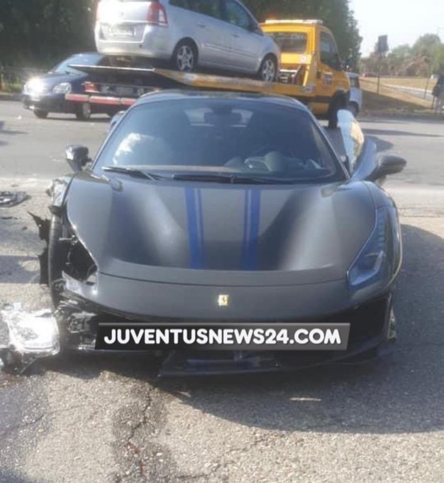 ManuHeredia21's tweet photo. Arthur Melo ha sufrido un accidente de tráfico con su Ferrari en Turín. Los daños, eso sí, solo los materiales que se ven en el coche, el jugador brasileño se encuentra bien.

📸@junews24com https://t.co/bhvfIIkEvS