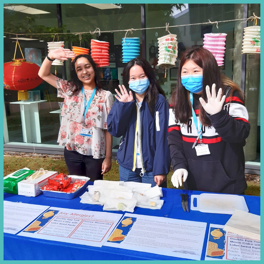 JCSFCollege's tweet photo. Yesterday we celebrated Mid Autumn Festival in the JCC garden! Yao, Xinyu & Student President Taima treated students to a food tasting of Moon Cakes made fresh for us by @chinesebham. #midautumnfestival #mooncake #studentcouncil #studentevents #JCSFC https://t.co/YMQ9YXKNnj