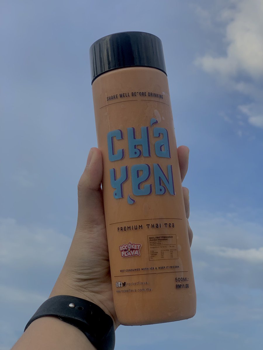 ohweenaaa's tweet photo. dulu kalau teringin nak minum greentea, mesti i pergi Padang Besar. sebab teh dekat sana sedap! sekarang i dah tak payah risau, Rocket Flava dah ada flavour Chayen dengan Matcha ni. rasa dia serious sama dan sedap macam dekat Thailand tu weh ๐ญ๐
#rocketflava
#newflavour https://t.co/SQRloMlHl5