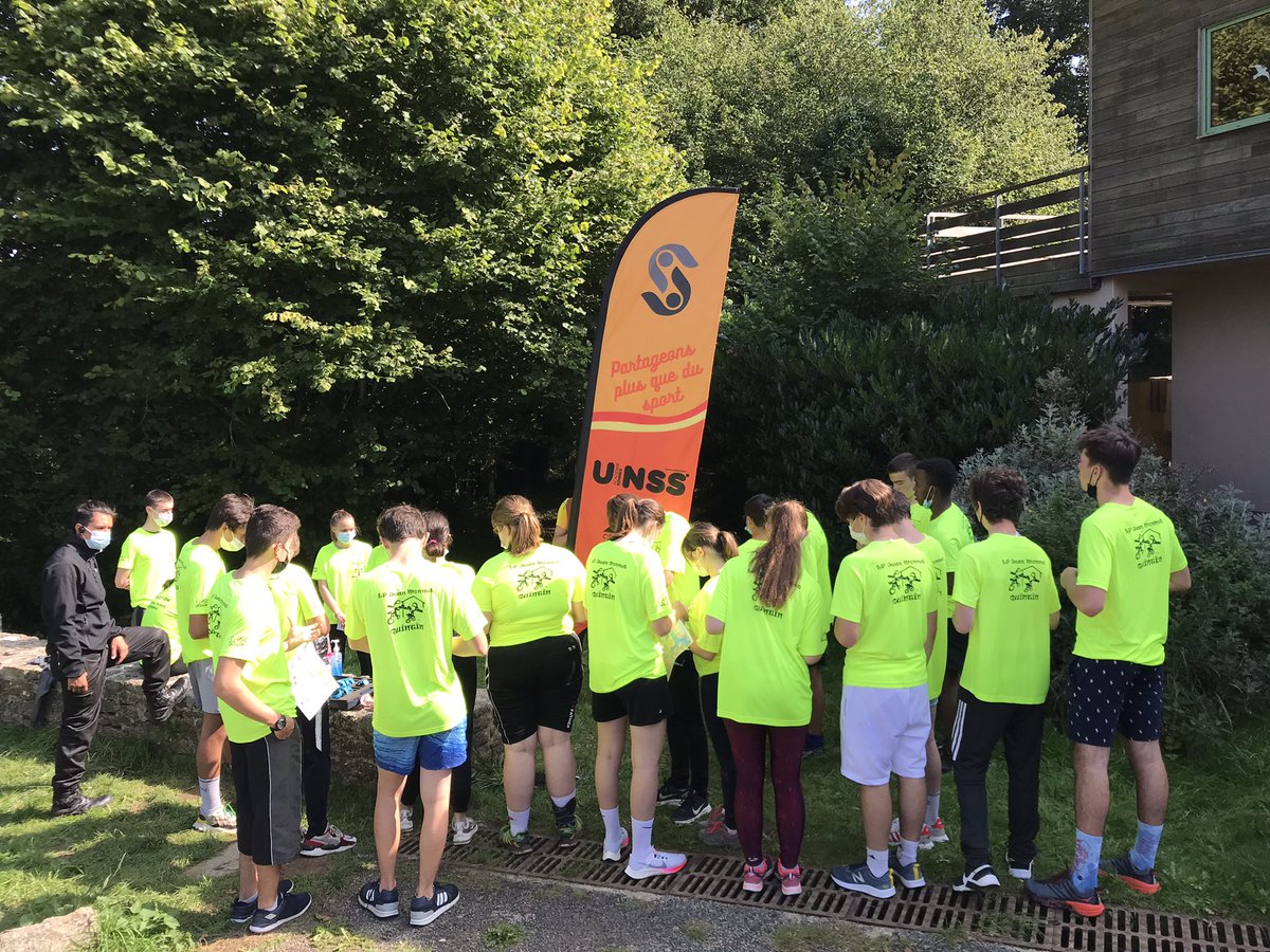 AurelienCrombez's tweet photo. Quelle belle journée pour relancer le sport scolaire et inviter nos jeunes à avoir une pratique physique régulière et volontaire 😊 Près de 3000 collégiens et lycéens mobilisés dans l’ @acrennes  sur cette #JNSS2021 merci à @emmanuel_ethis de sa présence et soutient https://t.co/LvIQoUm9BT