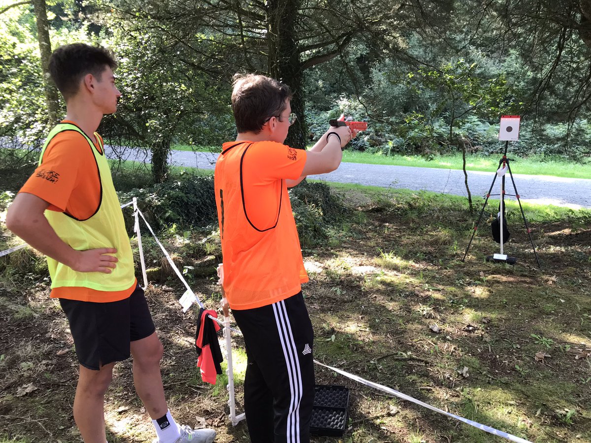 AurelienCrombez's tweet photo. Quelle belle journée pour relancer le sport scolaire et inviter nos jeunes à avoir une pratique physique régulière et volontaire 😊 Près de 3000 collégiens et lycéens mobilisés dans l’ @acrennes  sur cette #JNSS2021 merci à @emmanuel_ethis de sa présence et soutient https://t.co/LvIQoUm9BT