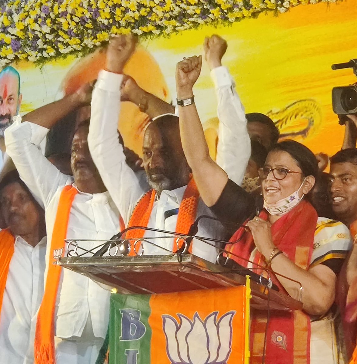 rekhavermabjp's tweet photo. तेलंगाना अब बदलाव की ओर बढ़ रहा है. ‘‘तेलंगाना में आगे टीआरएस की सरकार नहीं होगी. यहां भ्रष्टाचार का शासन रहा है. आगे केवल @BJP4India होगी, प्रधानमंत्री श्री @narendramodi जी के नेतृत्व में सरकार हर मोर्चे पर बेहतर प्रदर्शन कर रही है, उसके नतीजे बेहतर होंगे ।
#PrajaSangramaYatra https://t.co/5WA4Ry4bNF