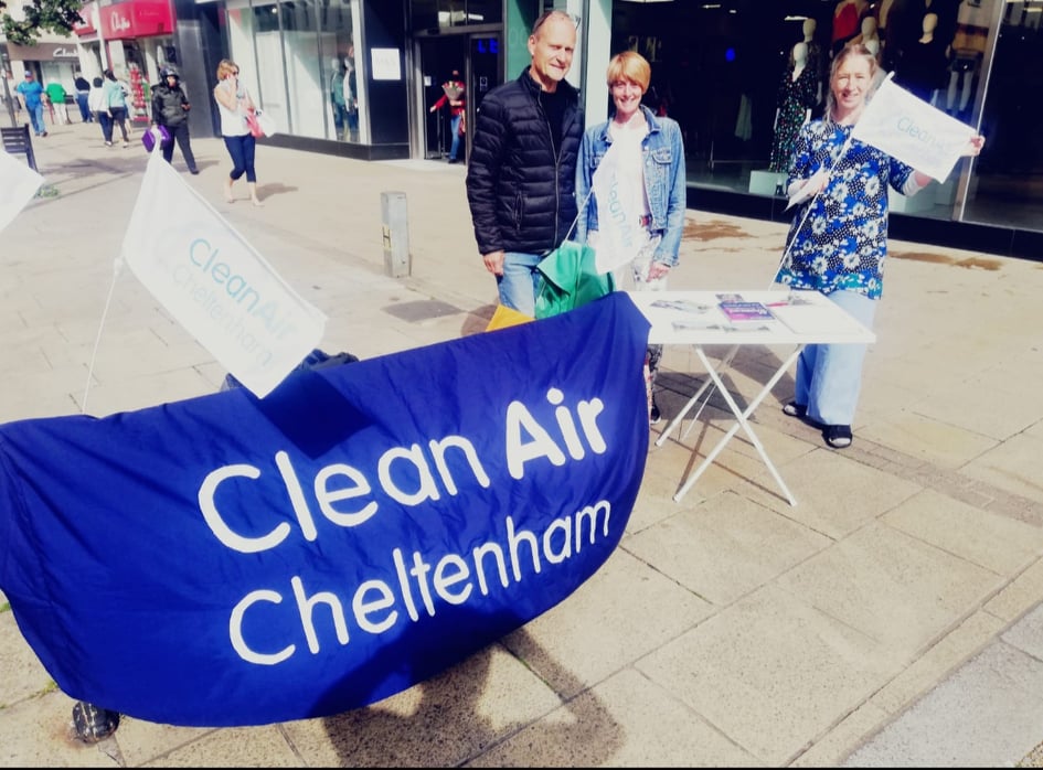 CleanAirChelt's tweet photo. Another successful street stall on the High Street for #CarFreeDay 2021! Don't forget to join our webinar later on tonight at 7pm. @PlanetChelt @AirGlos @cleanairdayuk @CleanAirUK @CleanGreenChelt https://t.co/GHnUz9QmFq
