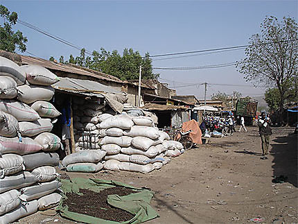 Ville sale et insalubre, sans loi, où  hommes, bêtes, camions, voitures, motocycles, vélos, charrettes, pousse-pousse…piétons se disputent les bouts de chaussée cabossée, entre les immondices, jamais loin des étales de produits d’origines inconnues #🇲🇱#BkoSale #BamakoSansMaitre