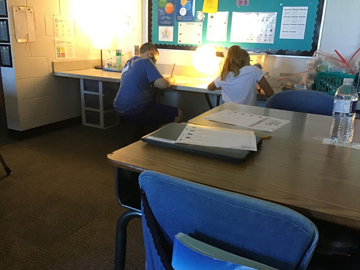 EnglishLanding's tweet photo. Mrs. Brown’s 3rd grade class is going a good job working on creating their own clues for an activity #elpride taken by Leighton https://t.co/FI7MPAvqpZ