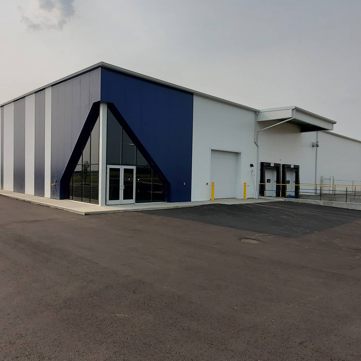 gutterguyz's tweet photo. 7"continuous box gutter works well with large buildings
#protectyourinvestment
#ibuildalberta https://t.co/MNoY8wQpFz