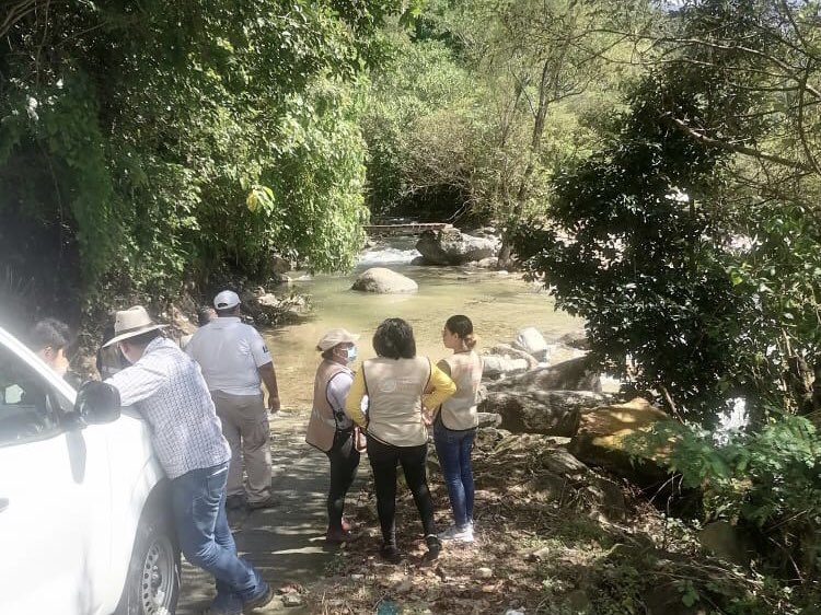 AMapastepec's tweet photo. En coordinación con @cceih_chiapas, @SCT_mx y @bienestarmx, estamos realizando verificaciones en los caminos y puentes que sufrieron afectaciones, derivado de las intensas lluvias suscitadas en días pasados. https://t.co/AzM5yATyvE