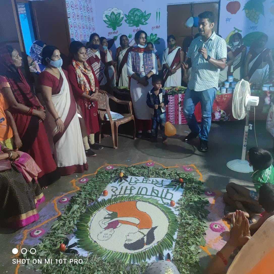 info_shodh's tweet photo. Our CEO Sh @panrajeev was happy to interact with the mothers. He spoke abt the imp of #millets &amp; #1000Days during #PoshanMaah2021 celebrations in a village of #Simri block in #Buxar, #Bihar. Thank you @Sangeet57528573 for the efforts.
#SahiPoshanDeshRoshan
#PoshanHaiSabhiKeLiye https://t.co/nJmhjwyUAZ
