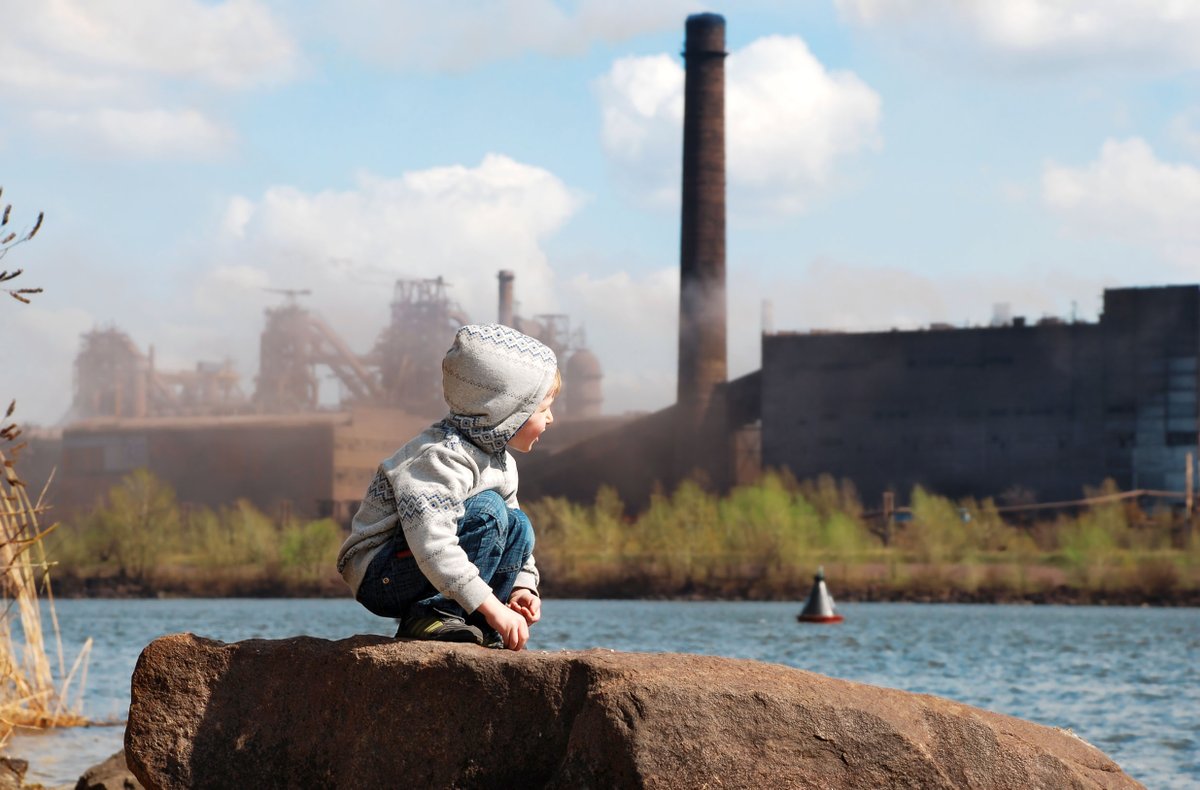 In children 🧒🏽 👧🏾, exposure to #AirPollution can cause: 🫁 reduced lung growth & function 🗣️ respiratory infections 🩺 aggravated #asthma 👉 bit.ly/3EMJ6Ob