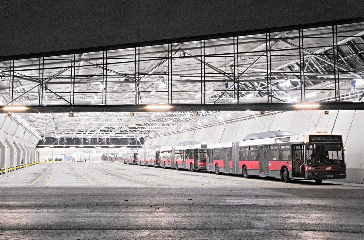 apex_archive's tweet photo. Busy busse...
#Busse #Busgarage #leopoldau #wienerlinien #Bus #nightphoto https://t.co/RnCL4B1lUe