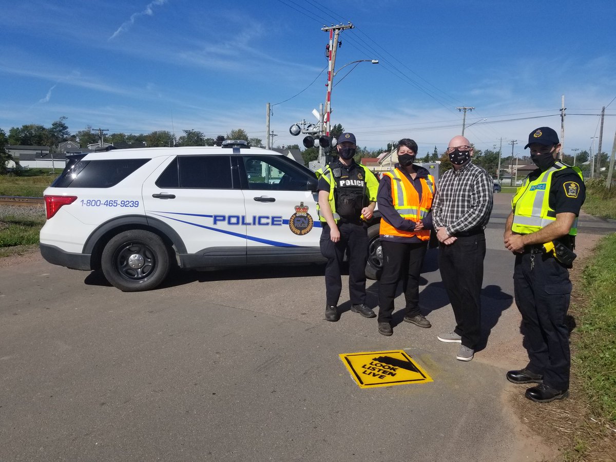 This week is #railwaysafetyweek. This morning, along with <a href="/CNRailway/">Canadian National</a> Police Officers, we promoted railway safety in the <a href="/SackvilleTownNB/">Town of Sackville NB</a> area. Nice to meet new people. #looklistenlive <a href="/oplifesaver/">Operation Lifesaver Canada</a>