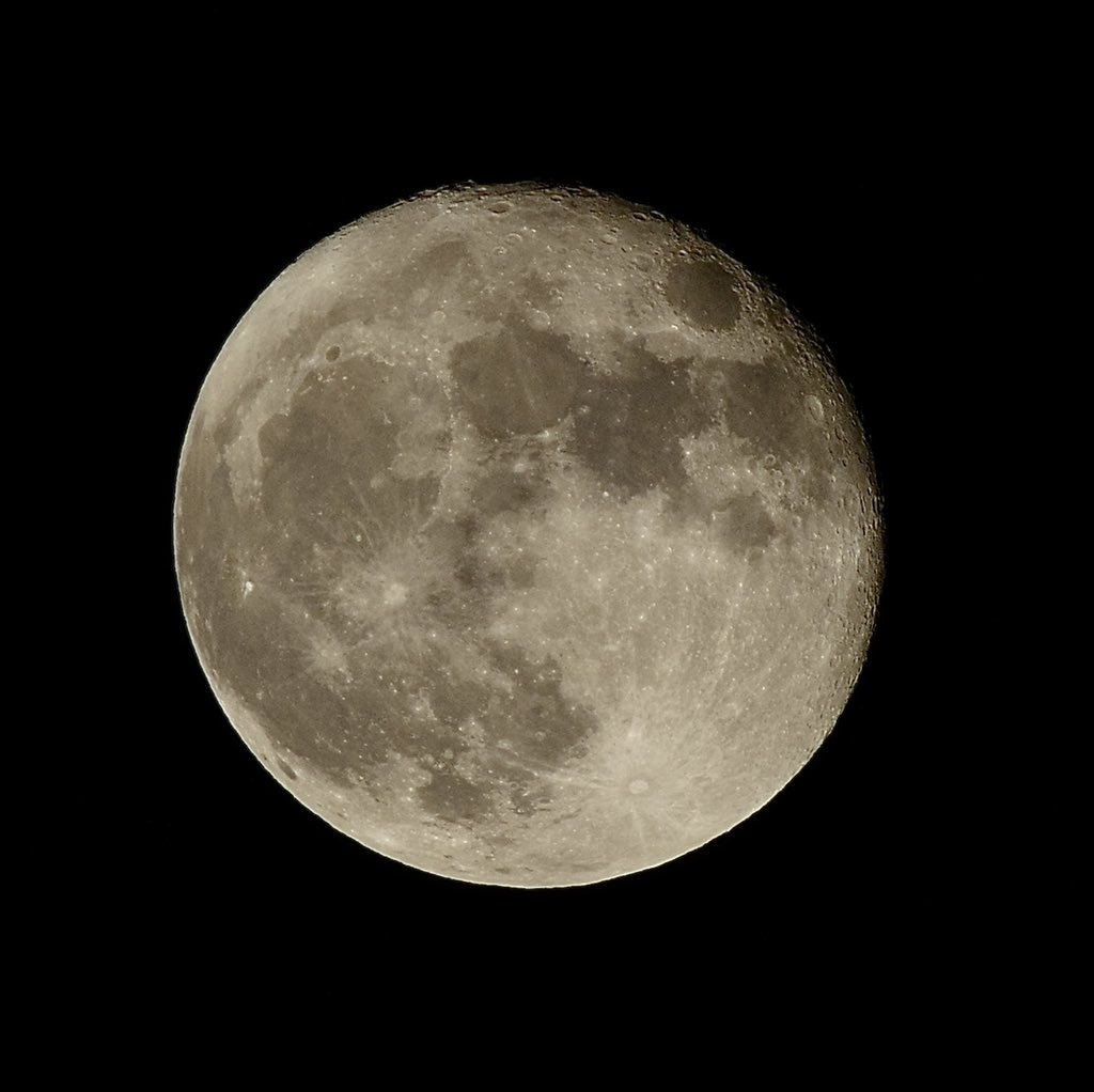 kenken_34zz's tweet photo. 中秋の名月 とは行かず。

+1dayの本日でした！

#pentax #pentaxk3iii #da300f4 #notfullmoon https://t.co/XCGcptA0um
