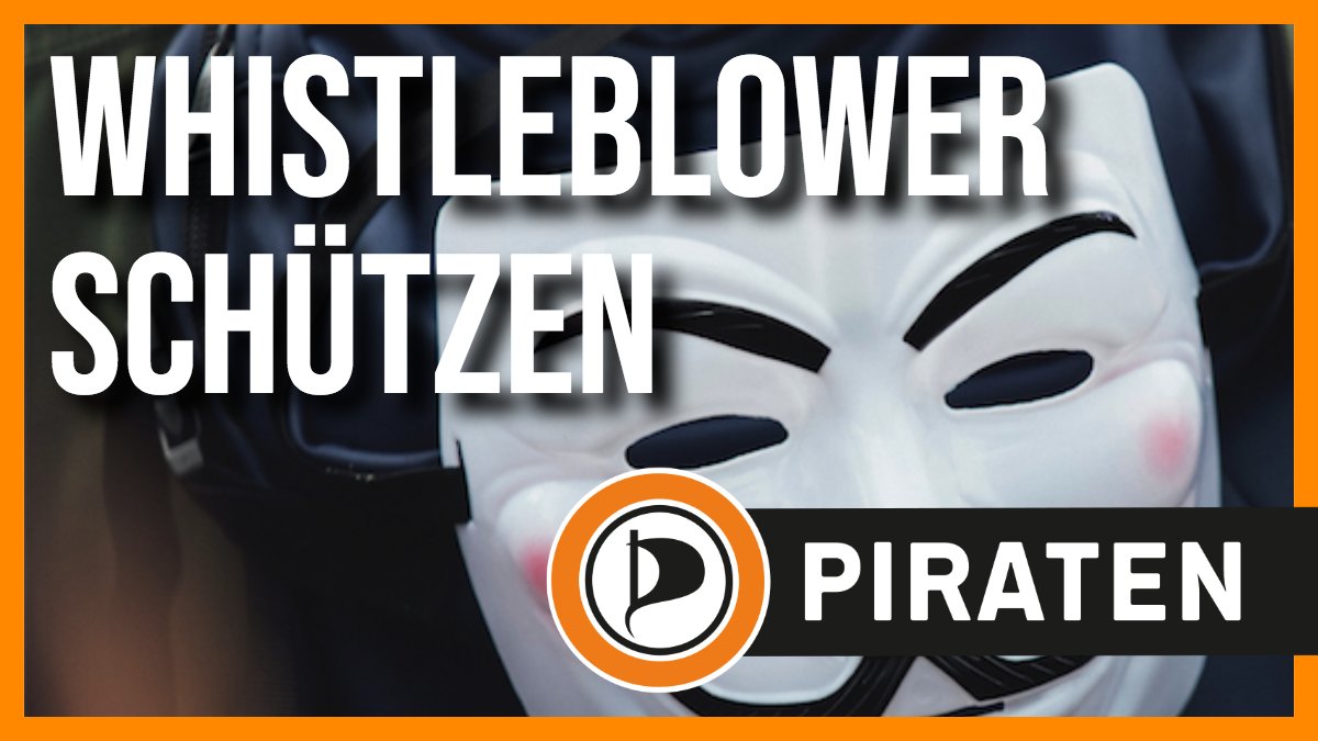 Foto von Rucksack an dem eine Anonymus-Maske haengt. Text: Whistleblower schuetzen