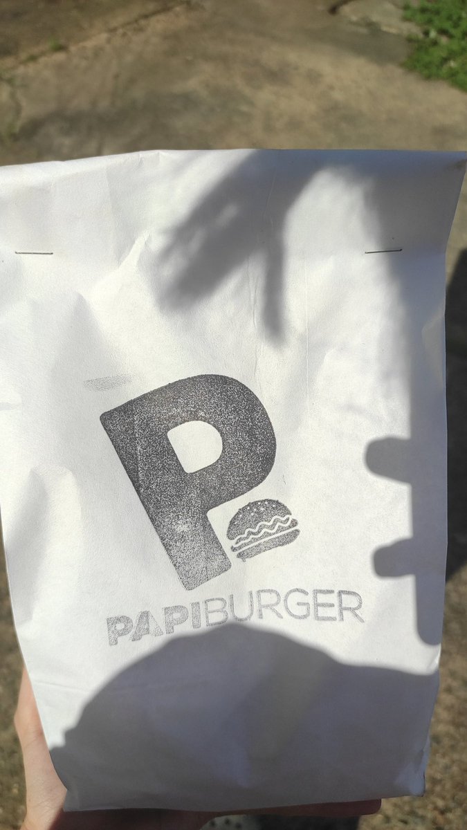 fefyhc's tweet photo. No les comenté, pero ayer me comí mi hamburguesita de @papiburgerve 😍😍😍 https://t.co/EiFuWPnVRA
