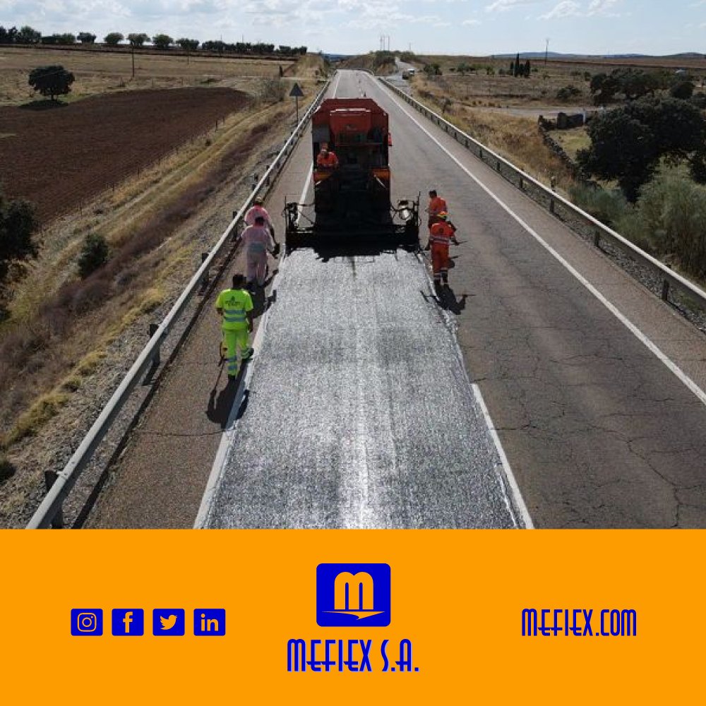 Seguimos mejorando cada tramo de carretera de Extremadura, en este caso, estamos colocando Extendido Microaglomerado en la N-435, entre los PP.KK. 22+500 Y 33+000 (La Albuera - Almendral) Cada día dando el 100% para que los desplazamientos en vehículo sean seguros y cómodos.