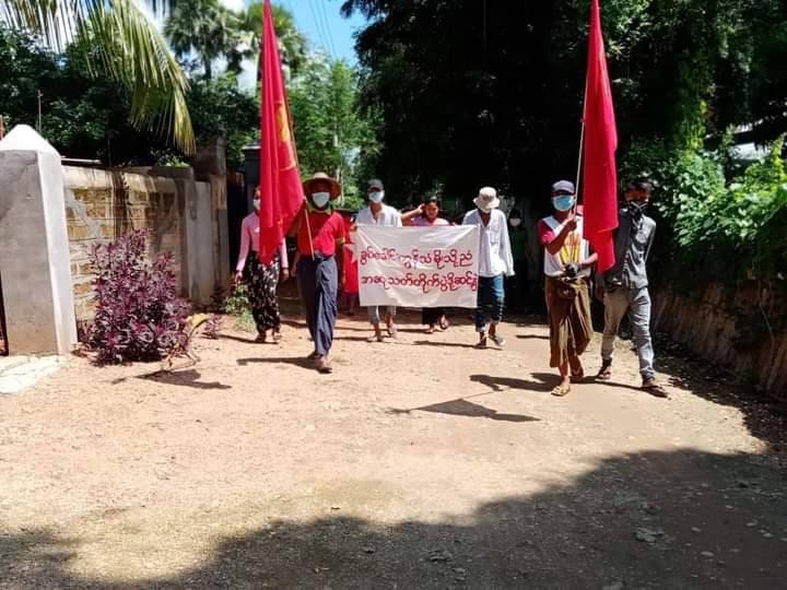 cookie_j_13's tweet image. The main strike of Letpadaungtaung area, Sarlingyi Township, Sagaing walk out on the road to denounce the Military dictatorship by chanting revolutionary slogans. #RefugeesNeedHelp #Sep22Coup #WhatsHappeningInMyanmar