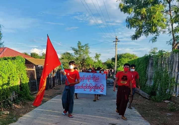 Raising peacock flag, activists wearing red shirts in Phaungkar village in Letpadaungtaung area continued anti-military protest on September 22, chanting anti-military slogans loudly. #RefugeesNeedHelp #Sep22Coup  #WhatsHappeningInMyanmar https://t.co/81yRgiXkKl