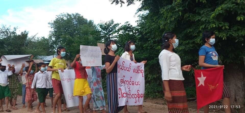 2021Revtweets's tweet photo. Myaing Basic Education Strike Committee &amp; people from southern zone of Myaing staged a joint protest demanding for the immediate fall of Military Dictatorship.
#Sep22Coup
#RefugeesNeedHelp
#WhatsHappeningInMyanmar https://t.co/Xjgc0BqsoD