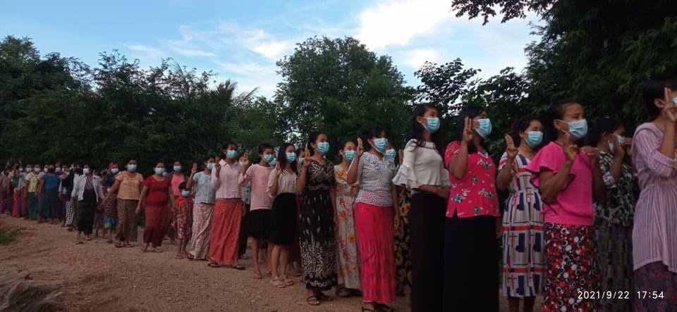 2021Revtweets's tweet photo. Myaing Basic Education Strike Committee &amp; people from southern zone of Myaing staged a joint protest demanding for the immediate fall of Military Dictatorship.
#Sep22Coup
#RefugeesNeedHelp
#WhatsHappeningInMyanmar https://t.co/Xjgc0BqsoD