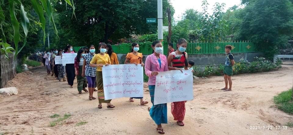 2021Revtweets's tweet photo. Myaing Basic Education Strike Committee &amp; people from southern zone of Myaing staged a joint protest demanding for the immediate fall of Military Dictatorship.
#Sep22Coup
#RefugeesNeedHelp
#WhatsHappeningInMyanmar https://t.co/Xjgc0BqsoD