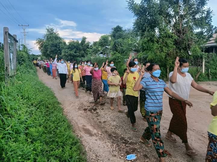 2021Revtweets's tweet photo. Sonechaung villagers in Yinmarbin township marched today in the village to break free from military slavery.
#RefugeesNeedHelp
#Sep22Coup 
#WhatsHappeningInMyanmar https://t.co/NW9HiMy0o0