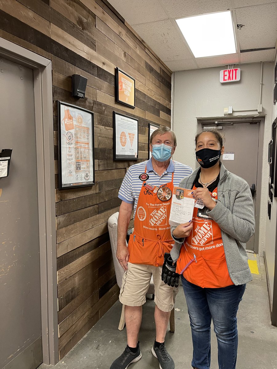 You know you’re doing something right when your specialist presents your Specialty DH a homer award for excellent customer service! Talk about leading by example! Great Job Minuet