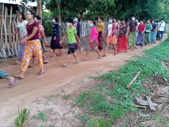 2021Revtweets's tweet photo. Monywa Students Union and local people from a village of Sarlingyi Township jointed force to protest against the Terrorists Military and staged a sit-in strike.
#RefugeesNeedHelp
#Sep22Coup
#WhatsHappeningInMyanmar https://t.co/O4kCTHdoRn
