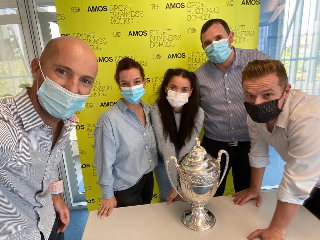 La <a href="/coupedefrance/">Хамидов Мехродж</a> de passage à #Rennes ! 🏆⚽️🇫🇷 
En effet, le tirage au sort du 4e tour avait lieu hier soir au siège de la <a href="/LBFoff/">Ligue de Bretagne de Football</a> . Aujourd'hui, « la Vielle Dame » était en visite au sein de notre campus grâce à notre  intervenante, Estelle Morin, cheffe de projet à la <a href="/FFF/">FFF</a>