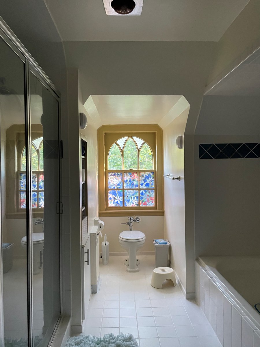 우리집 화장실 너무나 신성한 분위기라서 막 무릎 꿇고 기도해야할거 같고 그래... 문열고 들어갈때마다 좀 놀라...세면대보다 샤워부쓰 위치가 높아서 단상처럼 한 계단 올라가야함