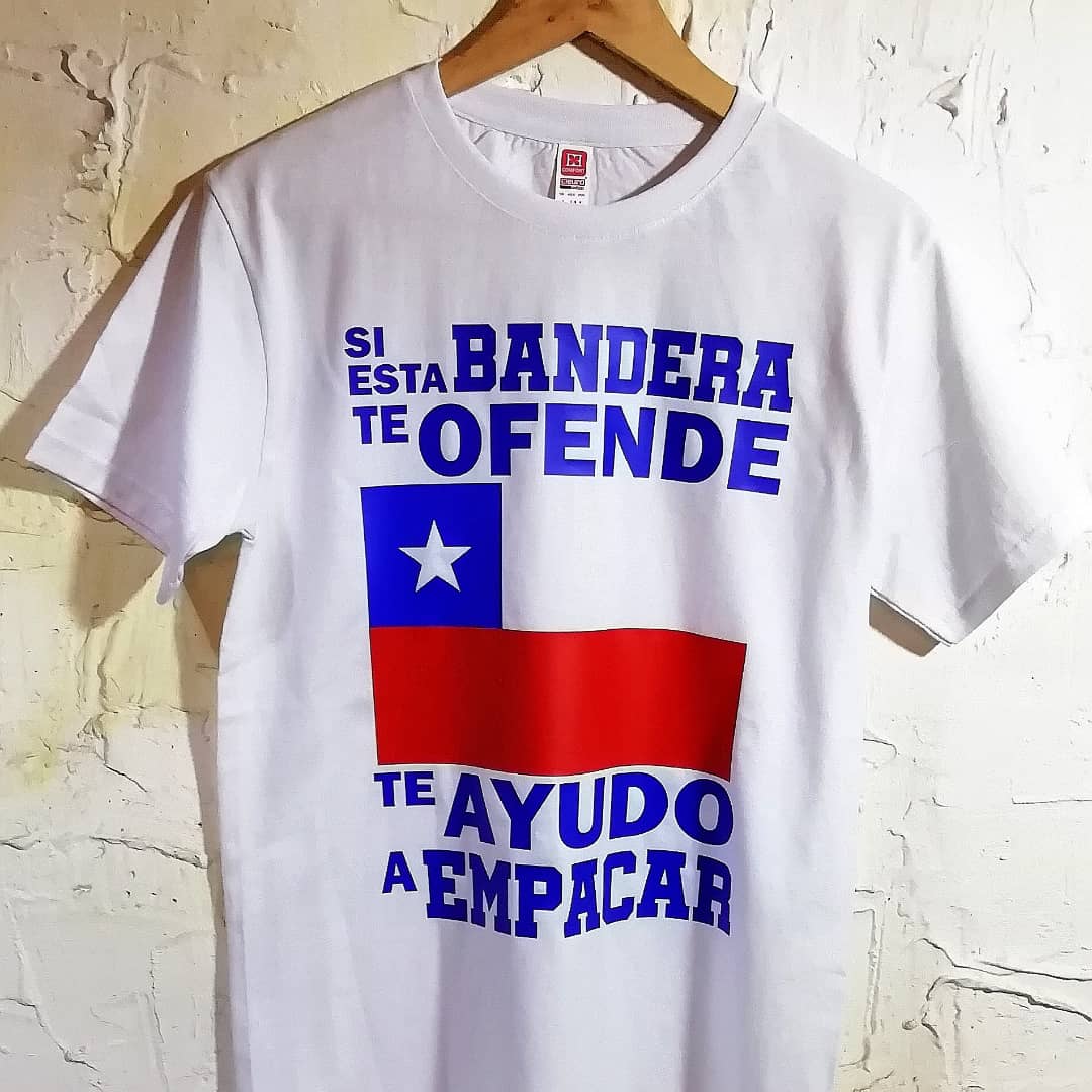 BazarPatriota's tweet photo. 👕 Polera "Si esta Bandera te ofende te ayudo a empacar" 🇨🇱

💵 $ 15.000

🚛 Envíos a todo #Chile 🇨🇱

#BazarPatriota  #PolerasBazarPatriota  #patriotismo #Patriotas #SoyDel22 #republicadechile #AtreveteConKast  #RechazoDeSalida #BanderaDeChile #BanderaChilena #MiBanderitaChilena https://t.co/gQWEWevMMM