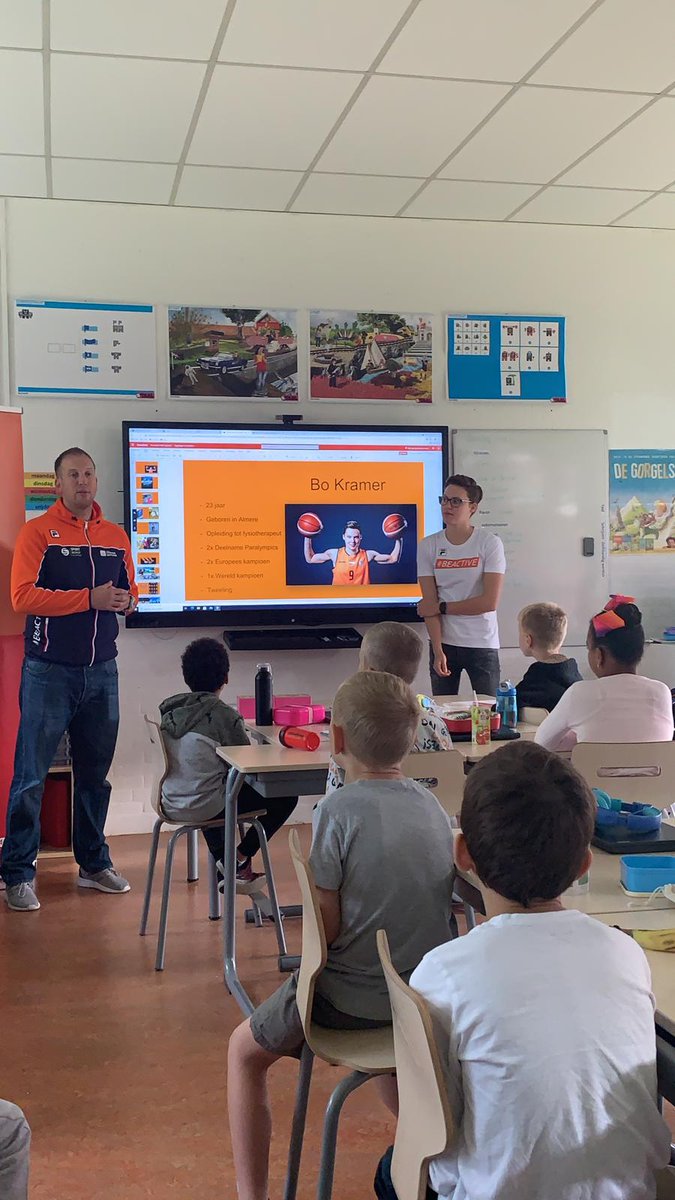 Gisteren gouden medaillewinnares 🥇 Bo Kramer kinderen zien raken op basisschool Het Mozaïek <a href="/SportinLelystad/">SportbedrijfLelystad</a>. Quote van kind aan juf na afloop: "Dat verhaal van Bo was echt heel mooi hè juf?!" #sportdoetietsmetje <a href="/BoLisaKramer/">Bo Kramer</a> <a href="/nocnsf/">NOC*NSF</a> <a href="/Basketball_NED/">Basketball Nederland</a>