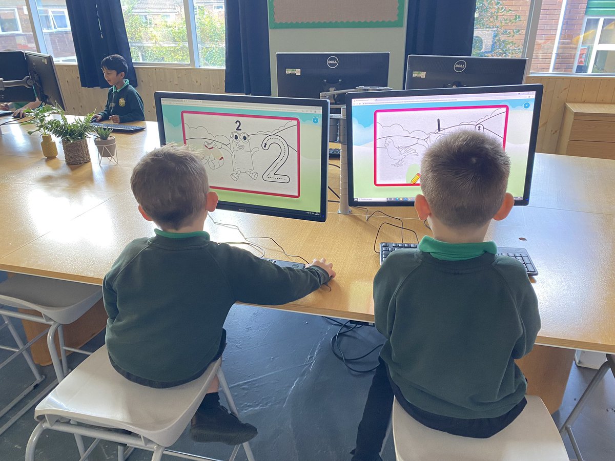 Wye_WPA's tweet image. Year 1 absolutely loved their first computing lesson in the hub today! Thank you to the children in @Bulbourne_WPA for helping with logging in 🥳👍🏻🤩 #WatersideComputing