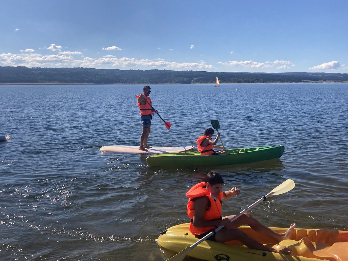 48DSDEN's tweet photo. JNSS en Lozere @unss @RA_Occitanie Cela se joue sur l’eau pour les jeunes licenciés des AS. Présence des autorités, organisation parfaite des professeurs d’EPS. 👏@RoxaMaracineanu https://t.co/LgeBMcaY6Z
