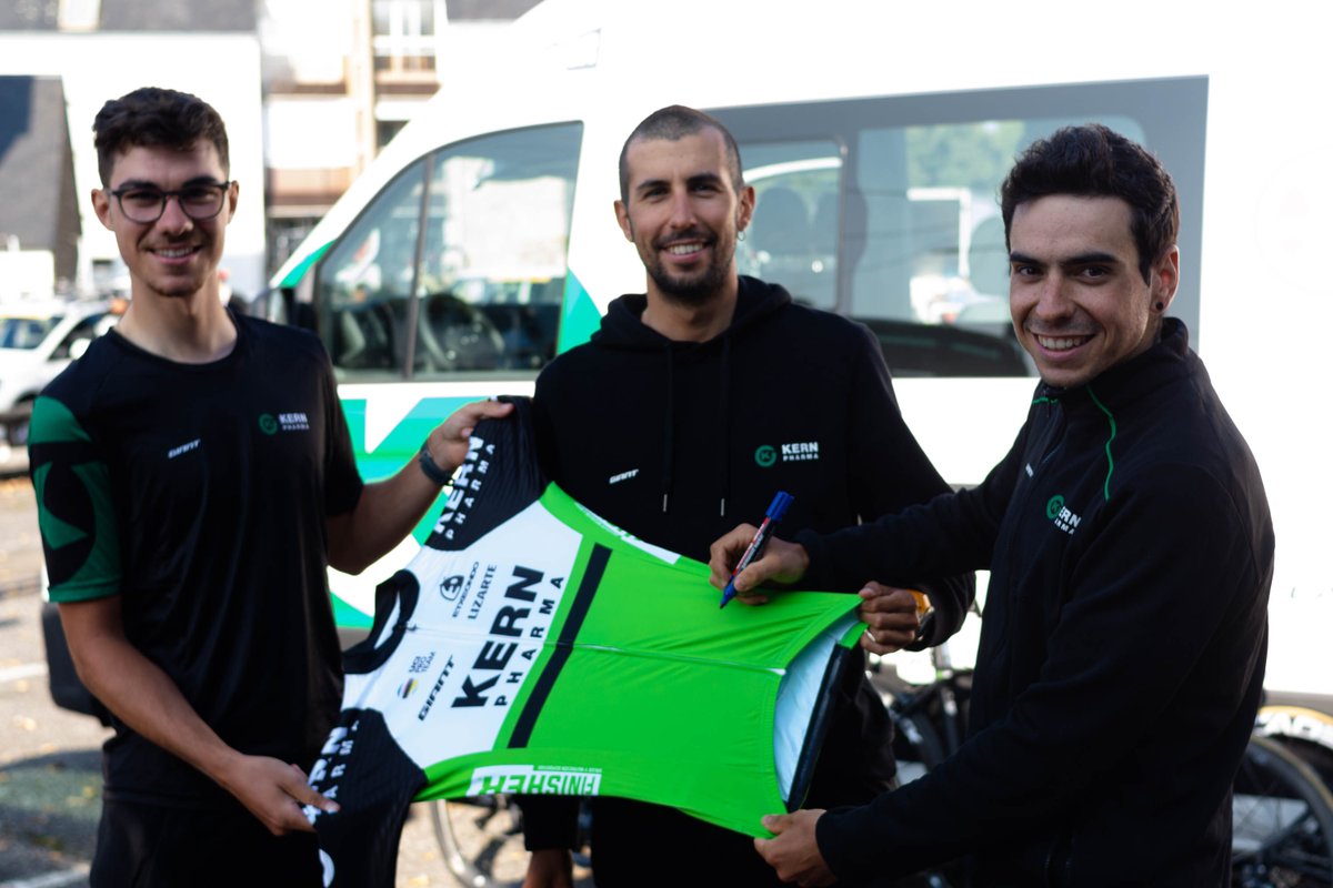 Equipo Kern Pharma (@eqkernpharma) on Twitter photo 🎉SORTEO| ¿Quieres conseguir un maillot firmado por tu ciclista del equipo favorito? ¡Lo ponemos muy fácil!
1⃣Sigue a <a href="/eqkernpharma/">Equipo Kern Pharma</a> <a href="/kernpharma/">Kern Pharma</a> y <a href="/finisher_es/">Finisher</a>
2⃣Menciona a un amigo y comenta qué ciclista quieres que lo firme
⏳Tienes hasta el domingo a las 09:00 para participar 🎉SORTEO| ¿Quieres conseguir un maillot firmado por tu ciclista del equipo favorito? ¡Lo ponemos muy fácil!
1⃣Sigue a <a href="/eqkernpharma/">Equipo Kern Pharma</a> <a href="/kernpharma/">Kern Pharma</a> y <a href="/finisher_es/">Finisher</a>
2⃣Menciona a un amigo y comenta qué ciclista quieres que lo firme
⏳Tienes hasta el domingo a las 09:00 para participar