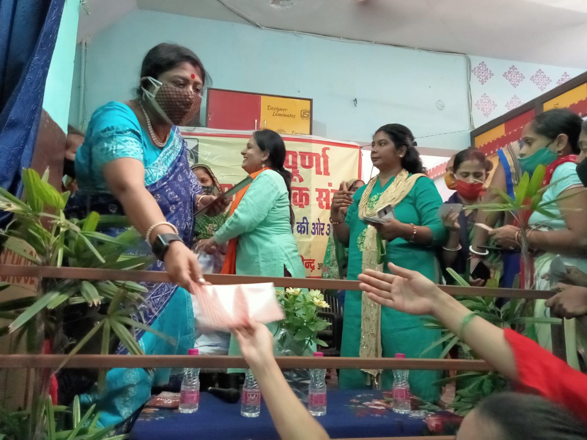 shobhavijender3's tweet photo. #maskforall
@ngo_sampurna has distributed masks to women today in a program organised by F CC @Sampurnango with the support of @smitakaushik5 ,
A good number of women today gathered to understand domestic violence and its impact @VanathiBJP https://t.co/9e1p7DZaAw