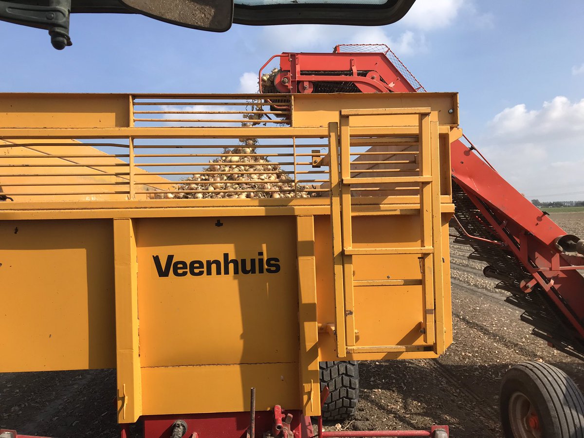 JohnBrunen's tweet image. De #uien weer eens helpen binnen rijden #uienrace bij @ericbrunen mooie #hyfive @DeGrootenSlot