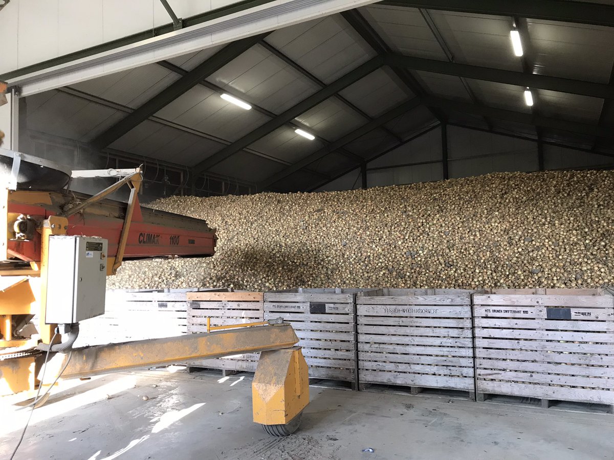 JohnBrunen's tweet image. De #uien weer eens helpen binnen rijden #uienrace bij @ericbrunen mooie #hyfive @DeGrootenSlot