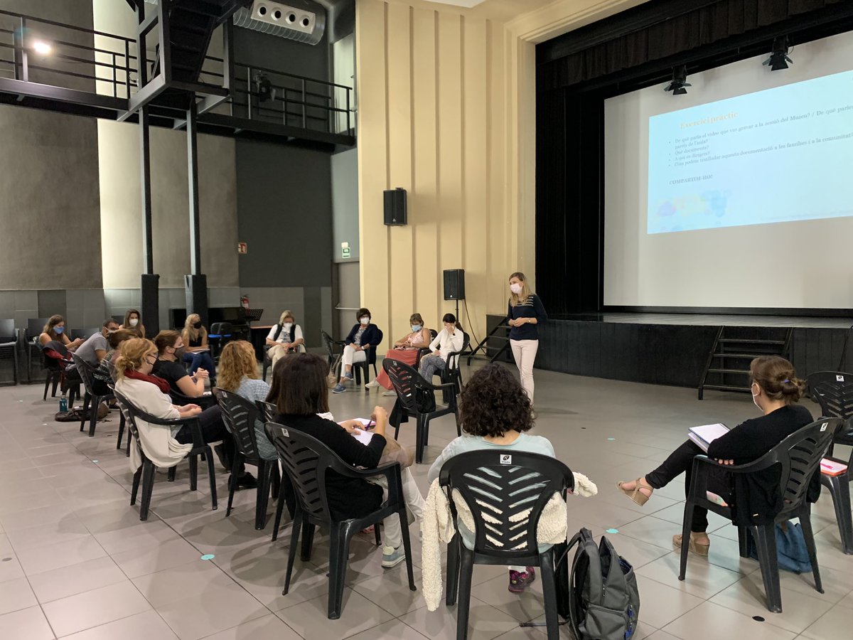 escola_agora's tweet photo. 📣Per què és important comunicar el nostre dia a dia de l’escola? 🎥 Avui al claustre n’hem parlat i après de la mà de la @montseDJ i la @ACarpena !! 
Fent camí cap al projecte dels 50 anys d’escola Àgora! 🛣 #50anys https://t.co/D8c7Y3vwpE