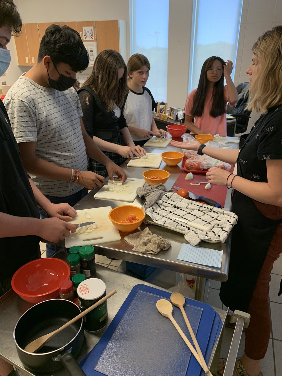 MrsHiserote's tweet photo. Students got to practice their knife skills while making some delicious salsa today! What an engaging way to practice culinary basics! #IACTE #CTE #FCS @SiouxCityNorth https://t.co/KgMRByPuoV
