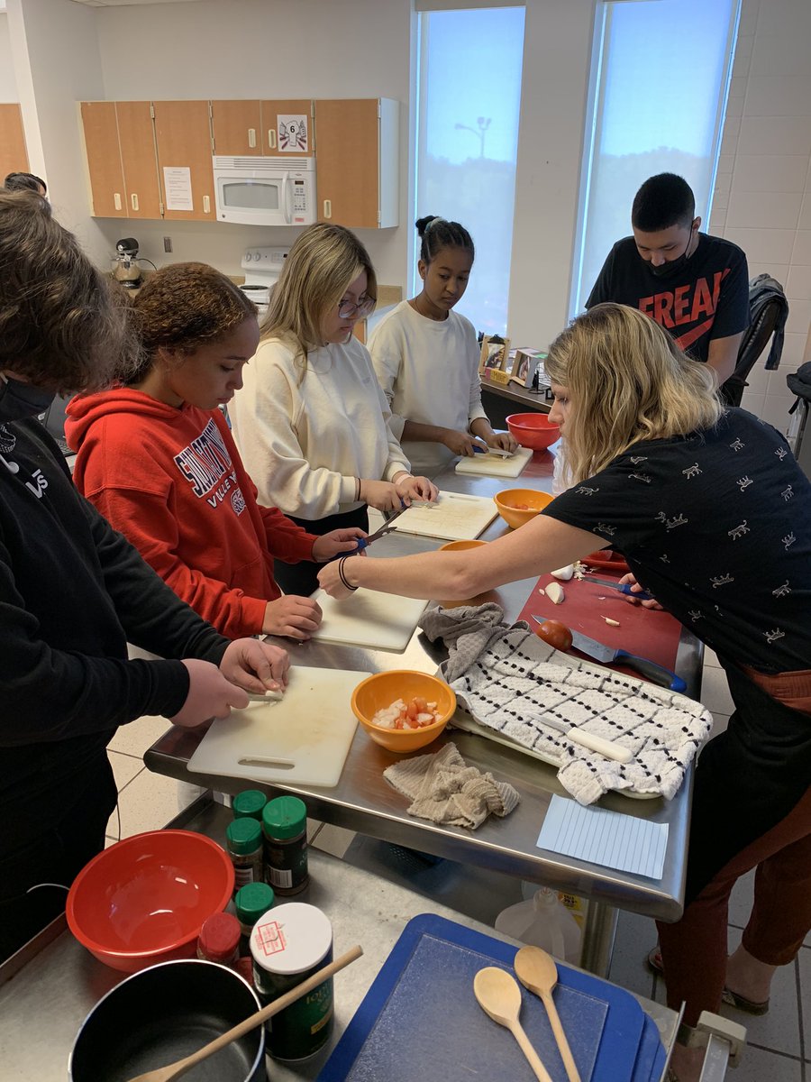 MrsHiserote's tweet photo. Students got to practice their knife skills while making some delicious salsa today! What an engaging way to practice culinary basics! #IACTE #CTE #FCS @SiouxCityNorth https://t.co/KgMRByPuoV